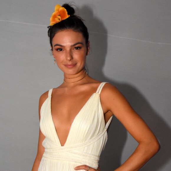 Isis Valverde falou que tem curtido a primeira maternidade