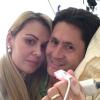 Gian posa para selfie com a mulher em hospital:'Esperando resultados dos exames'