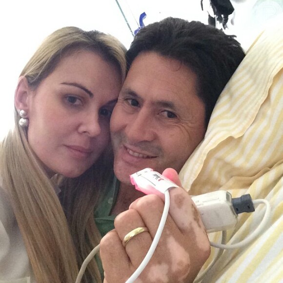 Gian posa sorridente com a mulher, Tati Moreto, após sofrer AVC, em 2 de setembro de 2014
