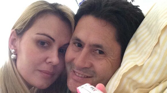 Gian posa para selfie com a mulher em hospital:'Esperando resultados dos exames'