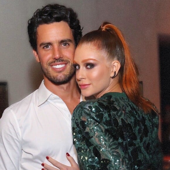 Marina Ruy Barbosa assistiu às apresentações das crianças de mãos dadas com o marido
