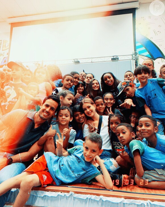Marina Ruy Barbosa e Xande Negrão posaram com crianças atendidas pelo projeto