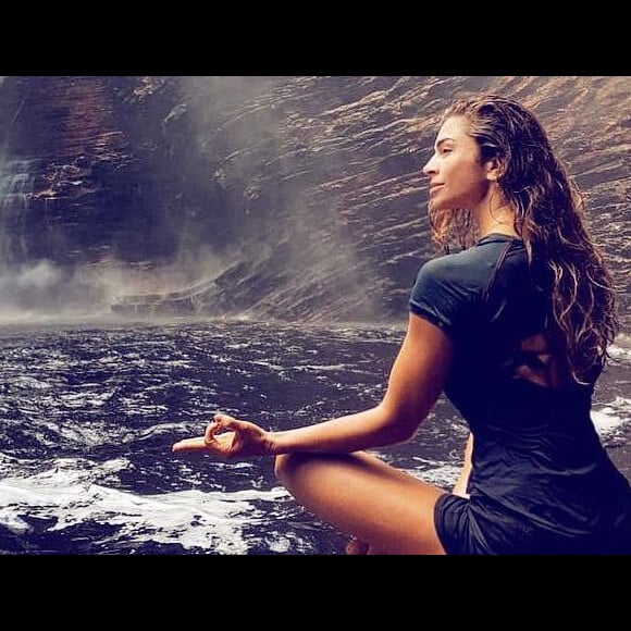 Grazi Massafera curte dia na cachoeira