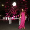 Com a roda-gigante cor-de-rosa ao fundo, Luiza Brunet posa para o fotógrafo