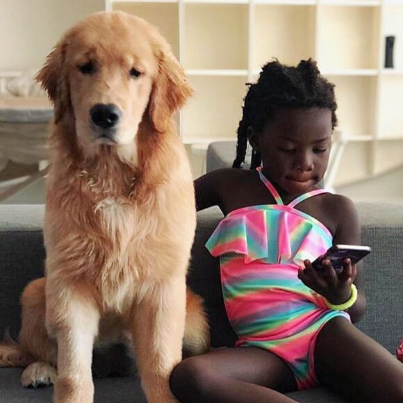 Filha de Giovanna Ewbank e Bruno Gagliasso, Títi estourou o fofurômetro ao ser flagrada com maiô colorido pela mãe