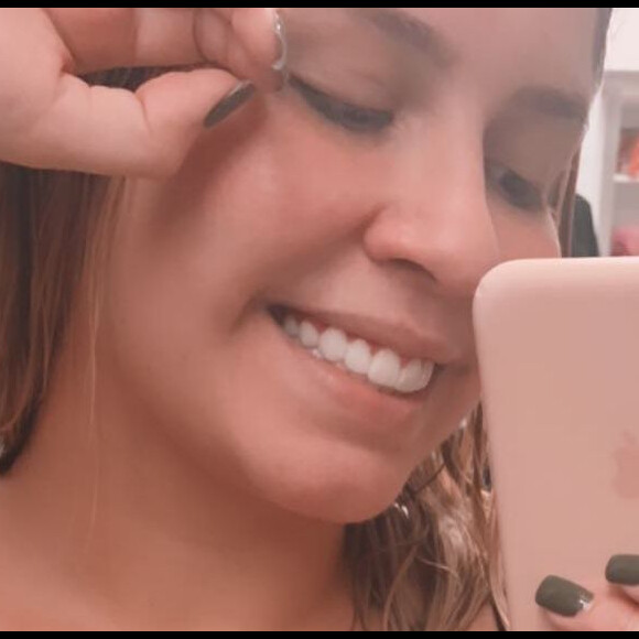 Marília Mendonça exibe cintura após retirar cinta pós-cirúrgica nesta quinta-feira, dia 27 de março de 2019
