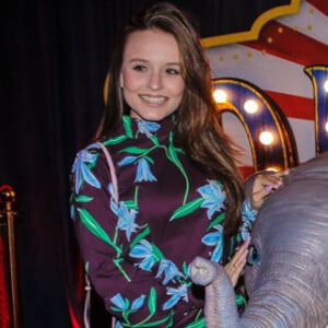 Larissa Manoela apostou em look com vestido floral e gola alta e scarpin