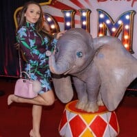 Larissa Manoela elege look floral para cinema e chora ao ver filme 'Dumbo'