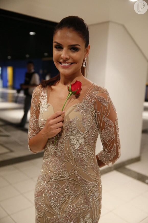 Paloma Bernardi posou com uma rosa na mão