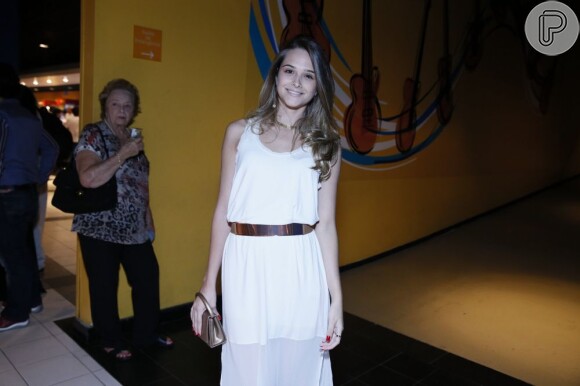 Juliana Paiva escolheu um vestido branco para o evento