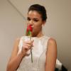 Bruna Marquezine posou beijando uma rosa