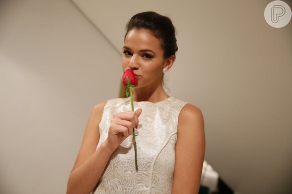 Bruna Marquezine posou beijando uma rosa
