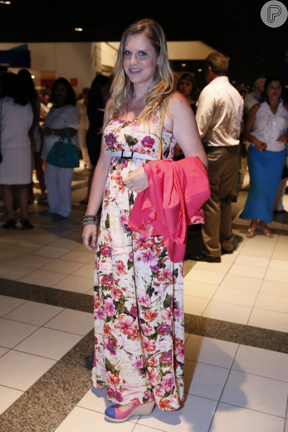 Carolinie Figueiredo usou um longo floral para ir ao show de Roberto Carlos