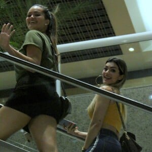 Kelly Key e a filha, Suzanna Freitas, acenaram para os fotógrafos em passeio