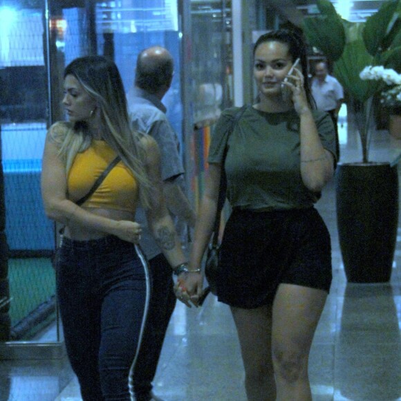 Filha de Kelly Key, Suzanna Freitas deixou as pernas torneadas em evidência