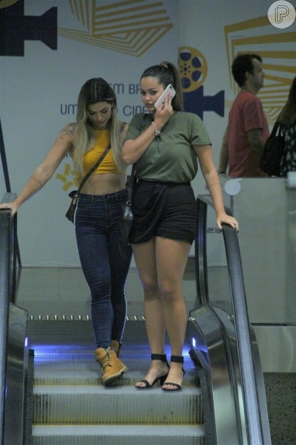 Suzanna Freitas foi clicada com a mãe, Kelly Key, em shopping do Rio