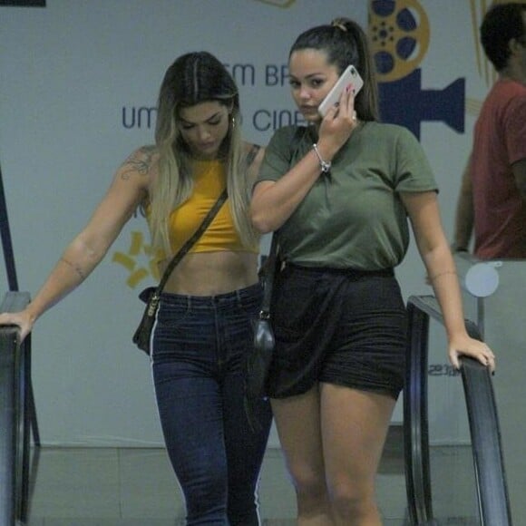 Suzanna Freitas foi clicada com a mãe, Kelly Key, em shopping do Rio