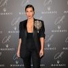 Kim Kardashian veste Givenchy da cabeça aos pés no lançamento da revista 'CR Fashion Book', em Paris