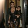 Kim Kardashian gosta de usar os dois: superdecote e transparência