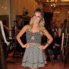 Giovanna Ewbank usa cropped tops com recortes e saia rodada