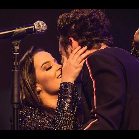 Dupla de Maraisa, Maiara volta a trocar beijos com Fernando Zor em show