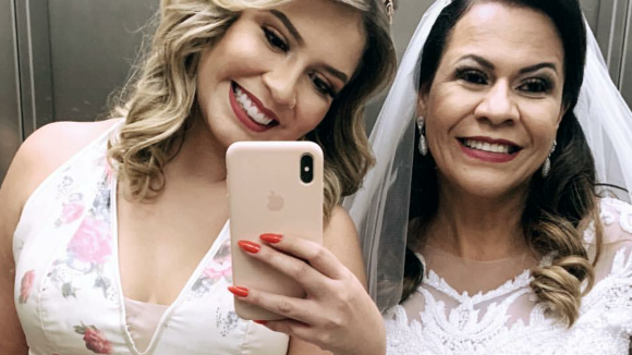 Marilia Mendonça tem cabelo zoado pela mãe após shows: 'Linda nas fotos'