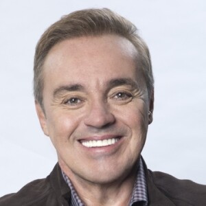 Gugu Liberato deu de presente para Silvio Santos uma estátua de cera em tamanho natural