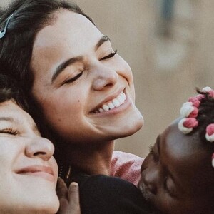 Bruna Marquezine tirou uns minutos para cuidar do corpo após viagem missionária