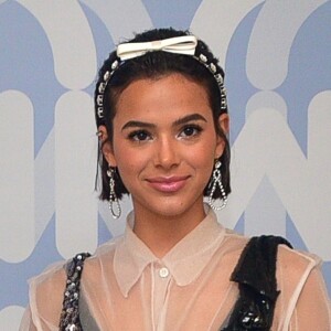 Para o evento da grife Miu Miu, Bruna Marquezine apostou em camisa branca transparente, regatinha de paetês, saia fashion e saltos com meia na canela