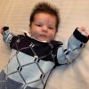 Filho caçula de Matheus Aleixo e Paula Aires usou macacão Júpiter, lançamento da coleção Outono|Inverno da marca Aaran Baby