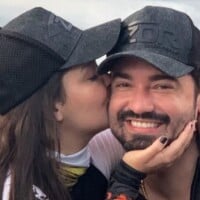 Maiara surpreende Fernando Zor que a beija em estúdio: 'Cadê meu marido?'