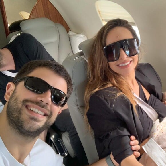 Sabrina Sato e Duda Nagle posam com Zoe em avião