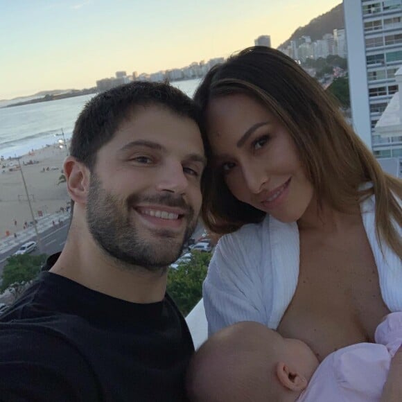 Sabrina Sato e Duda Nagle posam com a filha, Zoe