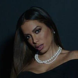 Anitta foi questionada durante festa do álbum 'Kisses', nos EUA: 'Qual é o seu nome?'