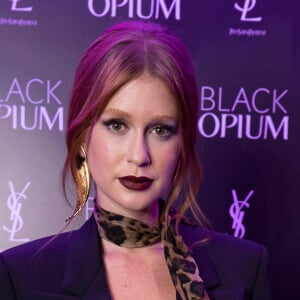 Marina Ruy Barbosa apostou um blazer com superdecote e pegada dress em evento