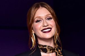 Blazer com decote e scarf animal print: o look de Marina Ruy Barbosa em evento