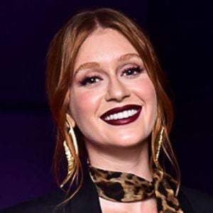 Marina Ruy Barbosa apostou um blazer com decote e combinou look com scarf animal print em evento da Yves Saint Laurent, na noite desta quarta-feira, 10 de abril de 2019