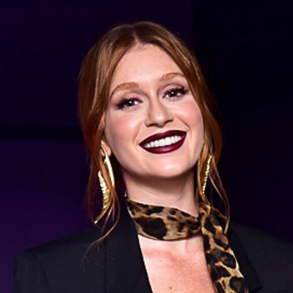 Marina Ruy Barbosa apostou um blazer com decote e combinou look com scarf animal print em evento da Yves Saint Laurent, na noite desta quarta-feira, 10 de abril de 2019