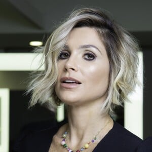 Flávia Alessandra radicalizou no comprimento dos fios: 'Amei muito, com esse pézinho aqui atrás, batidinho'