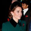 Kate Middleton aderiu à trend da tiara alice band em look oficial e ficou muito elegante