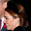 Kate Middleton usa tiara alice band com coque baixo e look fica ainda mais elegante