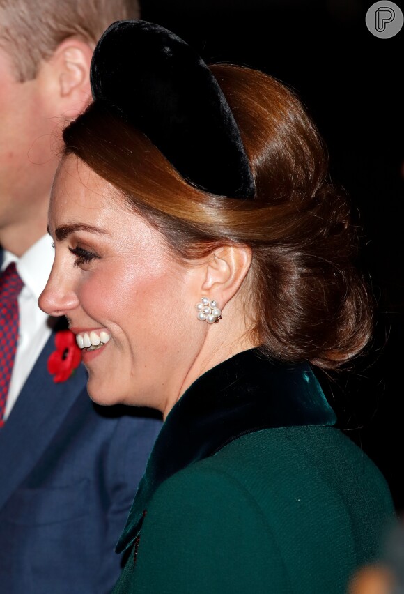 Kate Middleton usa tiara alice band com coque baixo e look fica ainda mais elegante