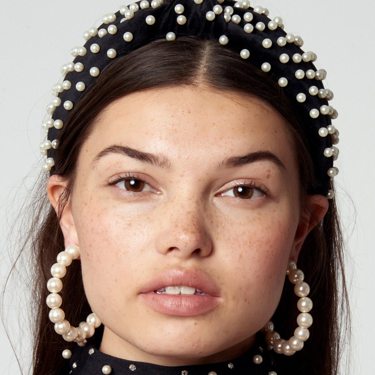 Foto A volta da tiara alice band com aplicações de pérolas é trend
