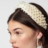 A volta da tiara: cabelo com alice band em tom de off white e aplicação de pérolas