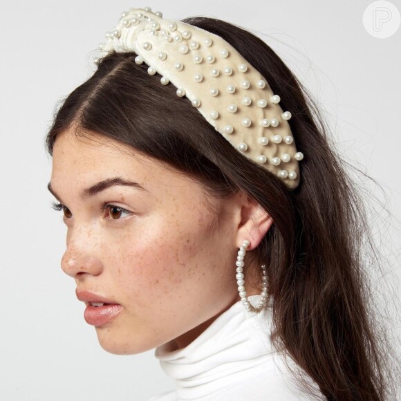 A volta da tiara: cabelo com alice band em tom de off white e aplicação de pérolas