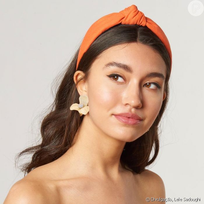 A volta da tiara alice band em tom vibrante para dar um ponto de cor