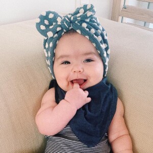 Aos 4 meses, a filha de Sabrina Sato, Zoe, apareceu sorridente em foto postada pela avó materna, Kika