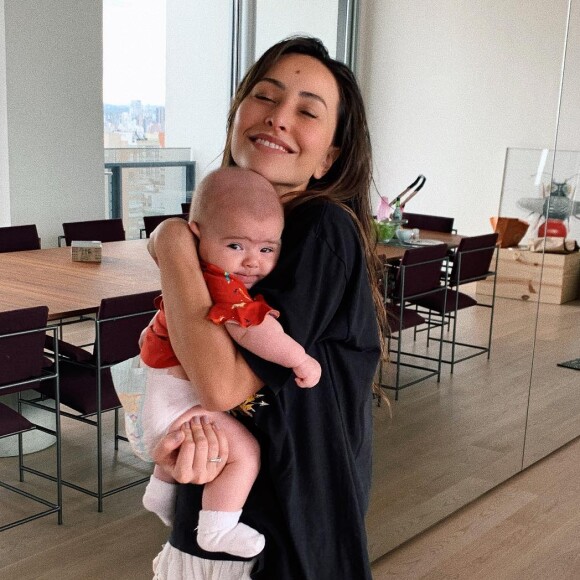 Zoe, filha de Sabrina Sato e Duda Nagle, é expressiva nas fotos com a família