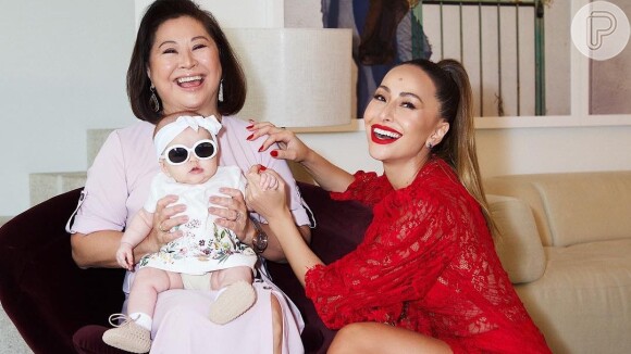 Bebê sorriso! Filha de Sabrina Sato, Zoe encanta avó em foto postada neste domingo, dia 14 de abril de 2019