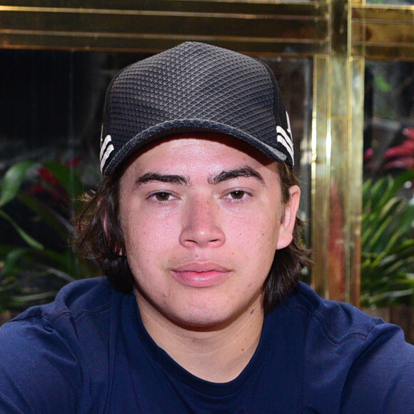 Whindersson Nunes acrescentou ao fazer seu desabafo: 'Me sinto mal por não poder me ajudar, mesmo eu às vezes ajudando alguém, eu procuro ajuda nos amigos, na família, mas eu me sinto tão triste, tão triste'